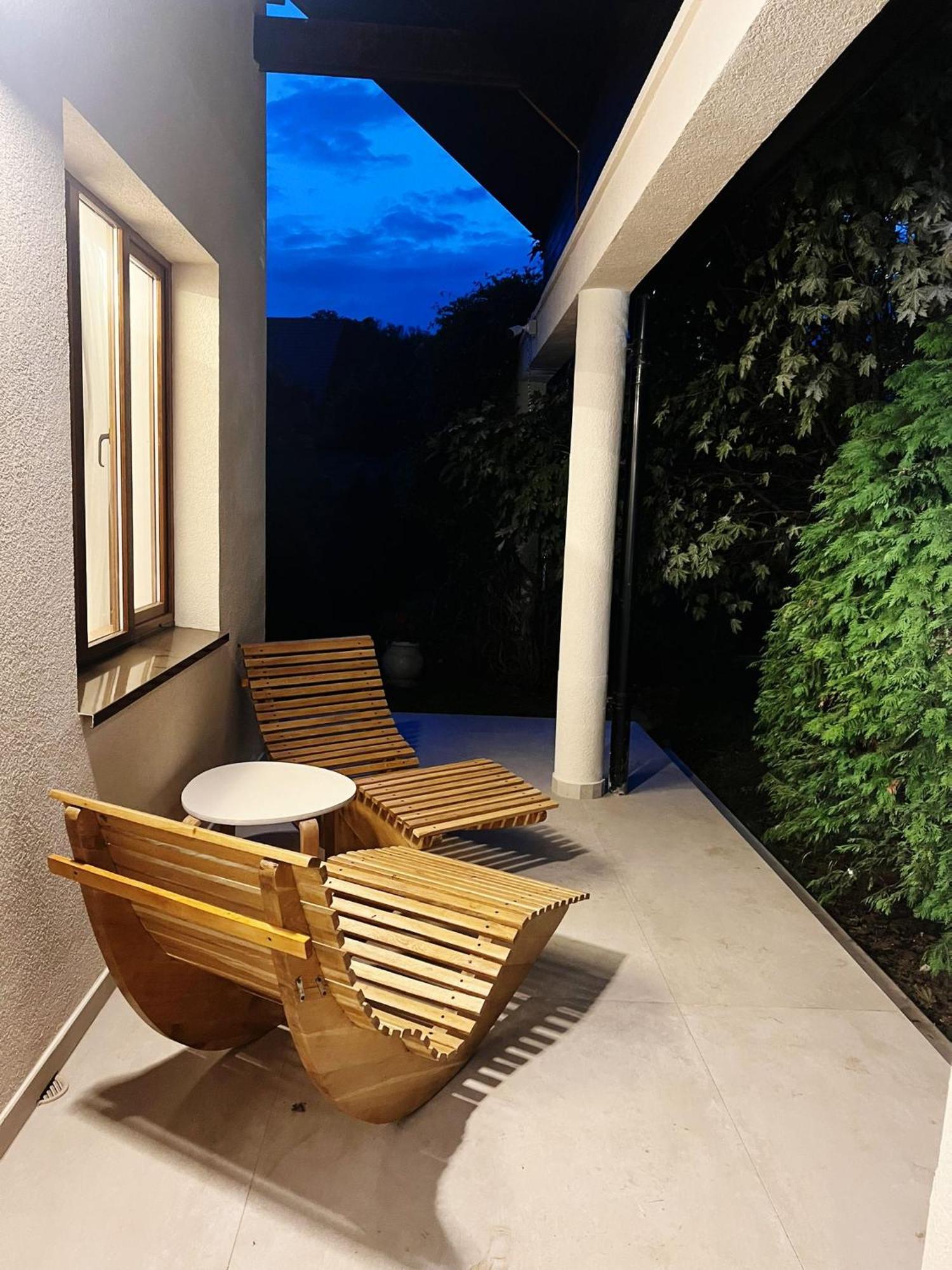 Evie'S Tree House Villa Dragomirna Exterior photo